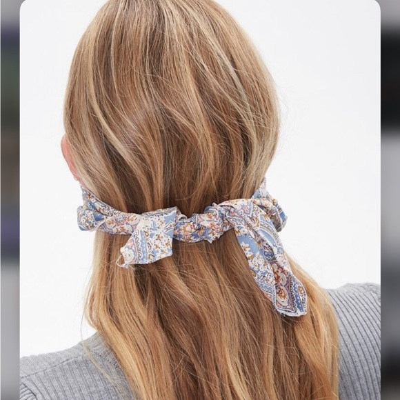 BNWT Paisley Scarf Face Mask-Sealed. COLOR: LIGHT BLUE/MULTI - Picture 3 of 5